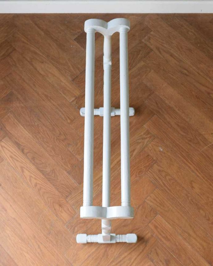 めずらしい家具　アンティーク家具　ペイント仕上げのアンティーク雑貨、素敵なタオルハンガー。上から見てみると、こんな感じ分かりやすく上から見てみると全部でバーが4本付いています。(z-095-f)