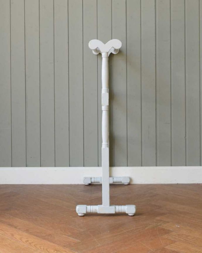 めずらしい家具　アンティーク家具　ペイント仕上げのアンティーク雑貨、素敵なタオルハンガー。横から見ても可愛いんです。(z-095-f)