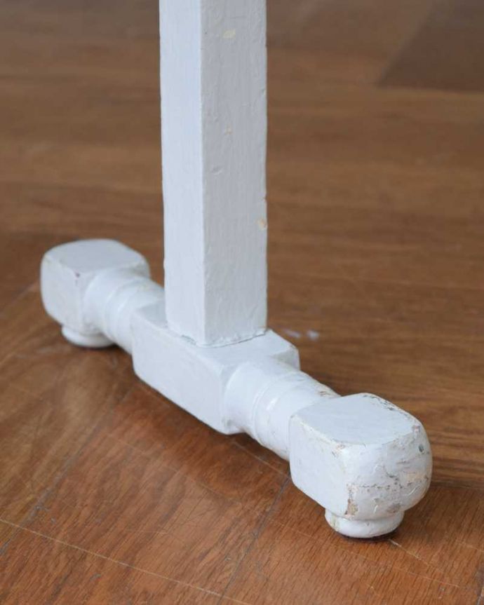 めずらしい家具　アンティーク家具　ペイント仕上げのアンティーク雑貨、素敵なタオルハンガー。引きずっても大丈夫Handleではアンティーク家具の脚の裏にフェルトキーパーをお付けして、床を引きずってもキズが付きにくいようにしています。(z-095-f)