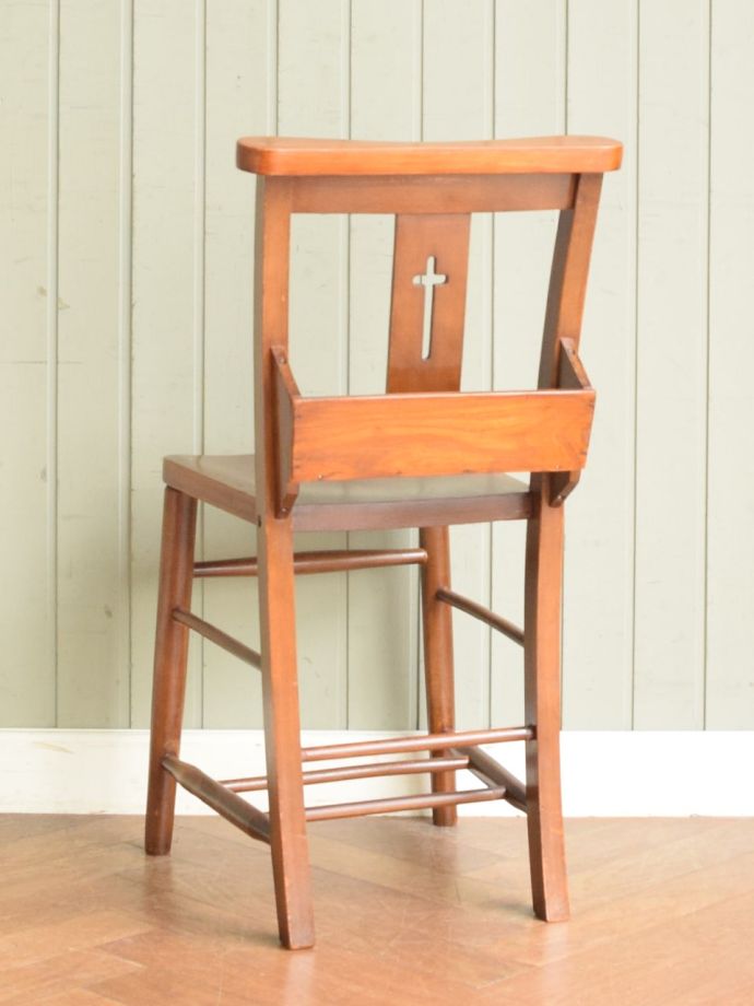 チャペルチェアの後ろ姿