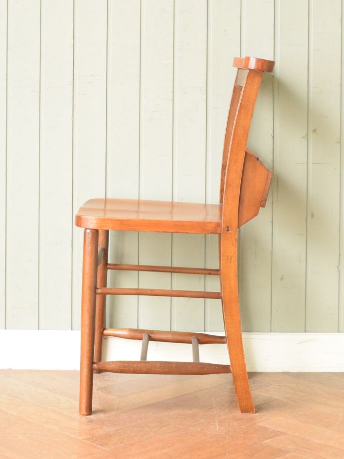 チャーチチェアの横顔