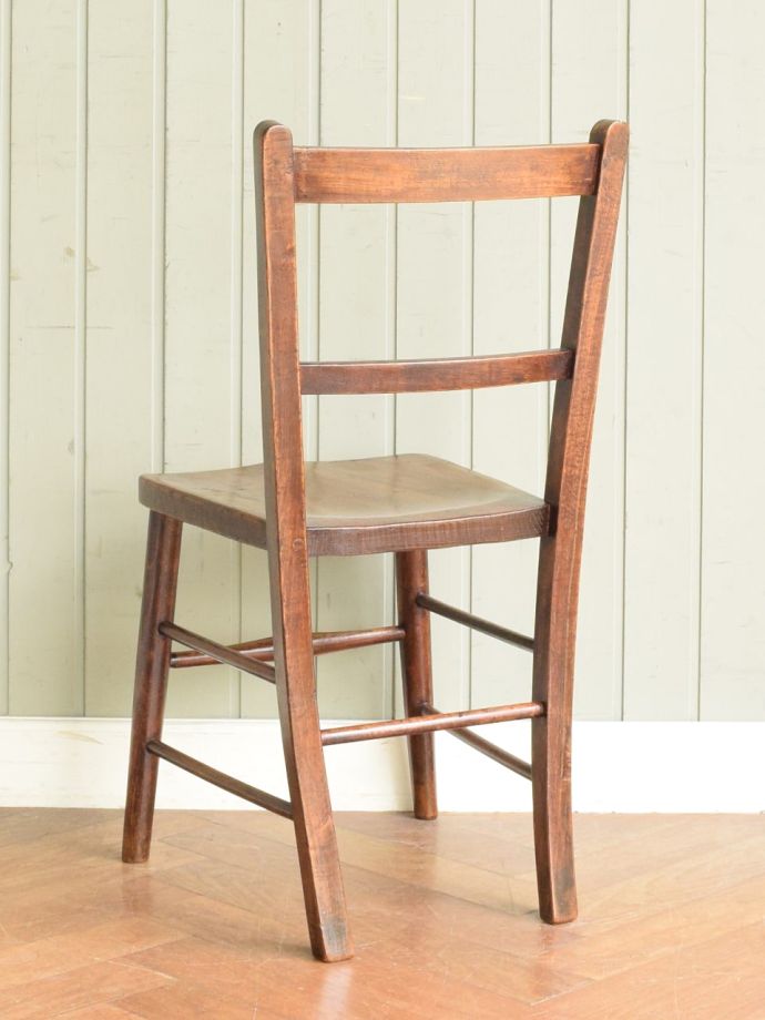 アンティークの椅子の後ろ姿