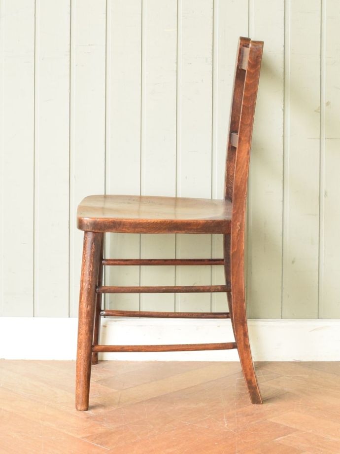 スクールチェアの横顔