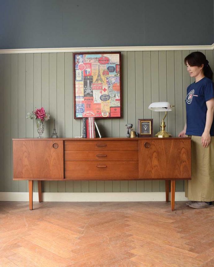 アンティークのキャビネット　アンティーク家具　チーク材のヴィンテージ北欧家具、引き戸式サイドボード（テレビ台）。人気のヒミツは北欧スタイルのデザインやっぱりスッキリとカッコイイ北欧デザインが人気のサイドボード。(z-097-f)