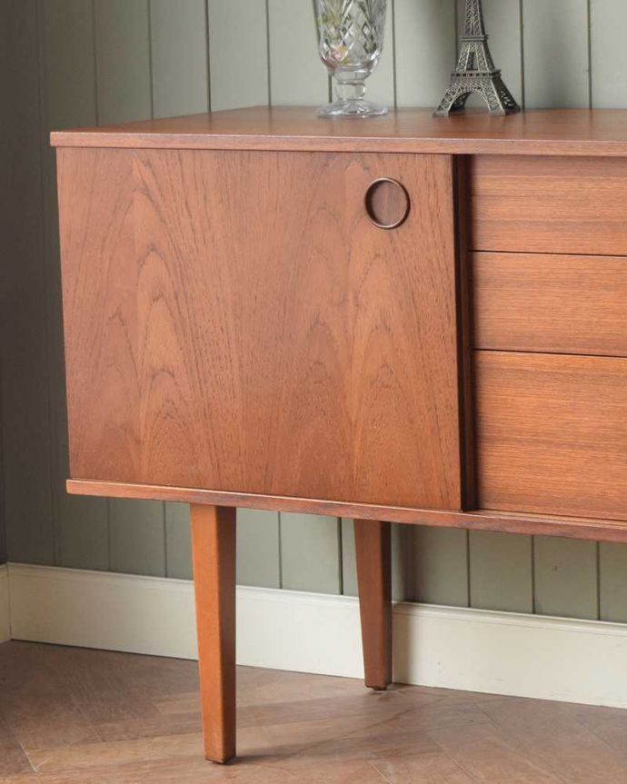 アンティークのキャビネット　アンティーク家具　チーク材のヴィンテージ北欧家具、引き戸式サイドボード（テレビ台）。ヴィンテージ家具らしいあたたかさ。(z-097-f)