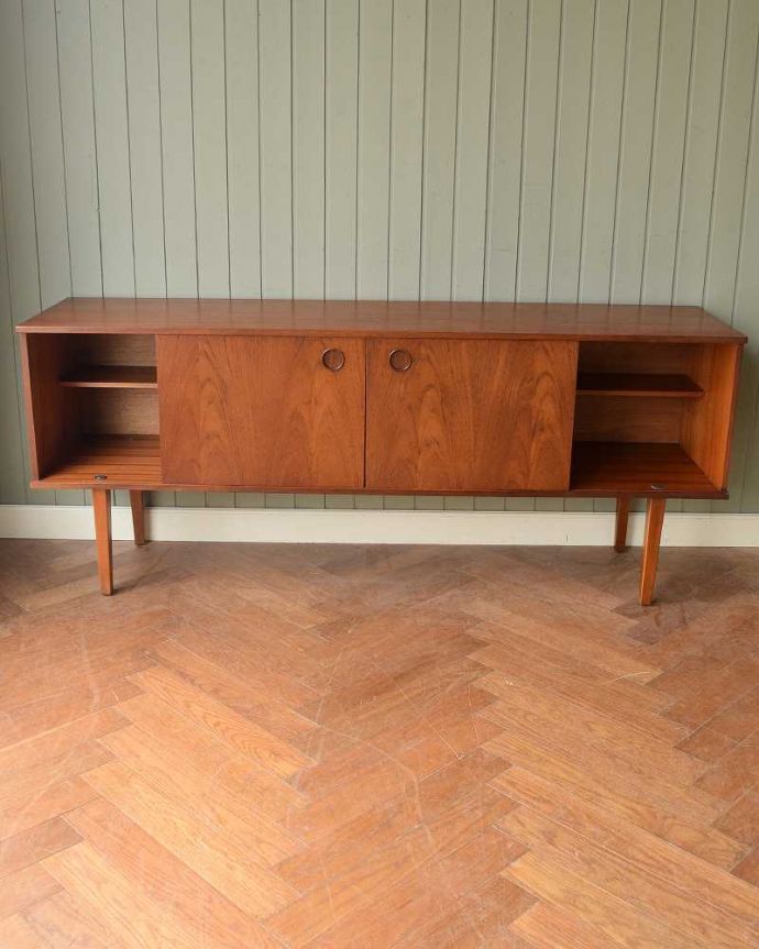 アンティークのキャビネット　アンティーク家具　チーク材のヴィンテージ北欧家具、引き戸式サイドボード（テレビ台）。扉の奥はたっぷり収納扉を開けると、中にはたっぷりの収納。(z-097-f)