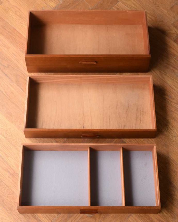 アンティークのキャビネット　アンティーク家具　チーク材のヴィンテージ北欧家具、引き戸式サイドボード（テレビ台）。キレイにお直ししました引き出しの中も修復の際、専門の職人がキレイにしました。(z-097-f)