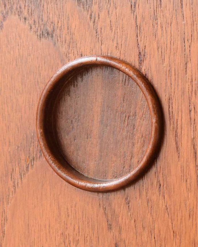 アンティークのキャビネット　アンティーク家具　チーク材のヴィンテージ北欧家具、引き戸式サイドボード（テレビ台）。扉の木目があたたかさを演出クールなデザインなのに、なんだかほっとするあたたかさ。(z-097-f)