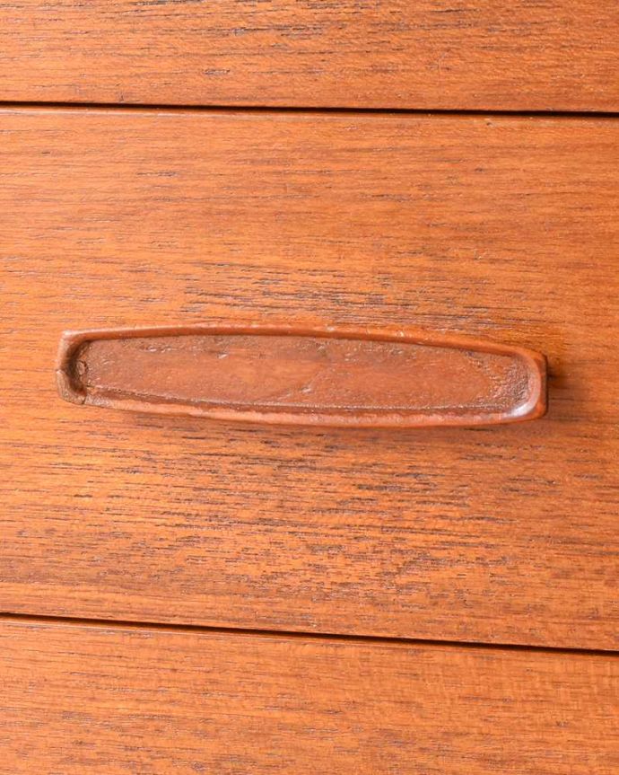 アンティークのキャビネット　アンティーク家具　チーク材のヴィンテージ北欧家具、引き戸式サイドボード（テレビ台）。デザインの一部になっている取っ手取っ手のデザインもシンプルかつ機能的に。(z-097-f)