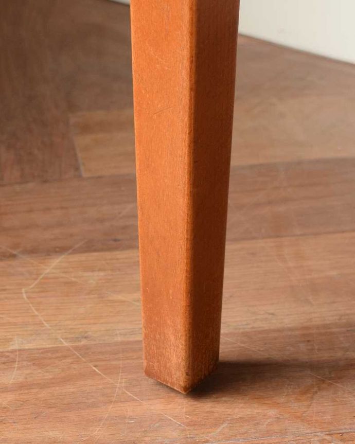 アンティークのキャビネット　アンティーク家具　チーク材のヴィンテージ北欧家具、引き戸式サイドボード（テレビ台）。スッキリとした脚の裏には…Handleの家具の脚裏にはフェルトキーパーをお付けしています。(z-097-f)