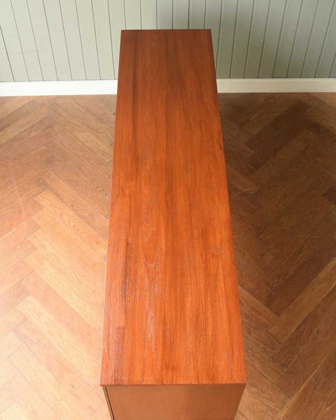 アンティークのキャビネット　アンティーク家具　チーク材のヴィンテージ北欧家具、引き戸式サイドボード（テレビ台）。天板の塗装もキレイに仕上げましたヴィンテージの家具は修復方法が様々。(z-097-f)