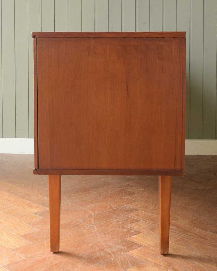 アンティークのキャビネット　アンティーク家具　チーク材のヴィンテージ北欧家具、引き戸式サイドボード（テレビ台）。横から見てもスッキリどこから見てもスッキリとしてステキなヴィンテージ。(z-097-f)