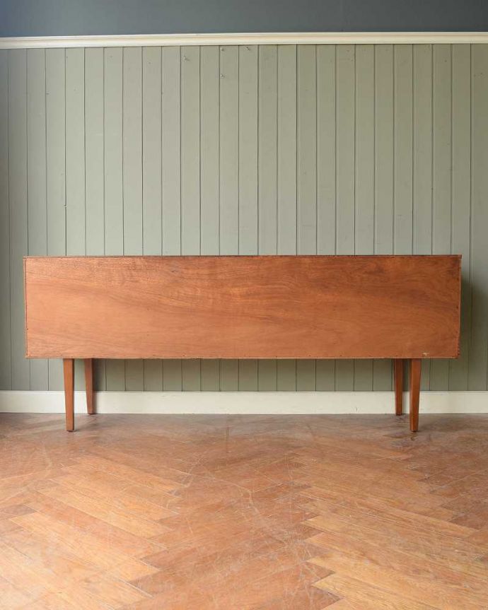 アンティークのキャビネット　アンティーク家具　チーク材のヴィンテージ北欧家具、引き戸式サイドボード（テレビ台）。もちろん後ろ姿もキレイですビンテージは新品ではないので、もちろん経年変化によるキズはあります。(z-097-f)