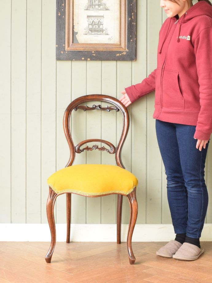 アンティークのバルーンバックチェア