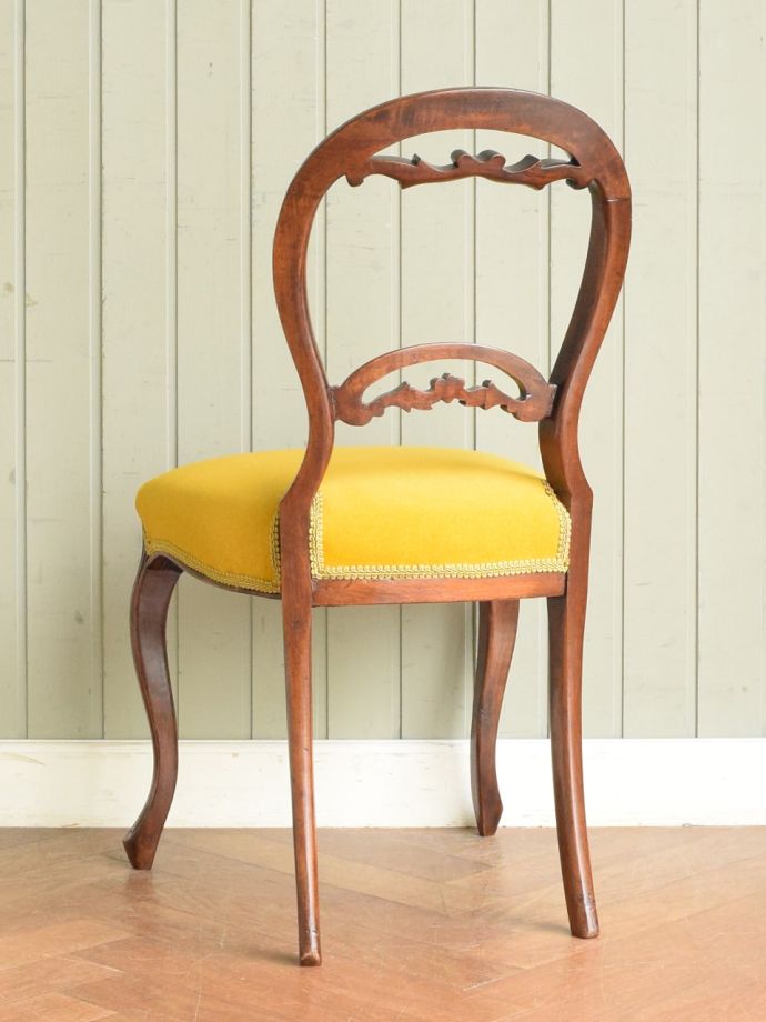 アンティークのサロンチェアの後ろ姿