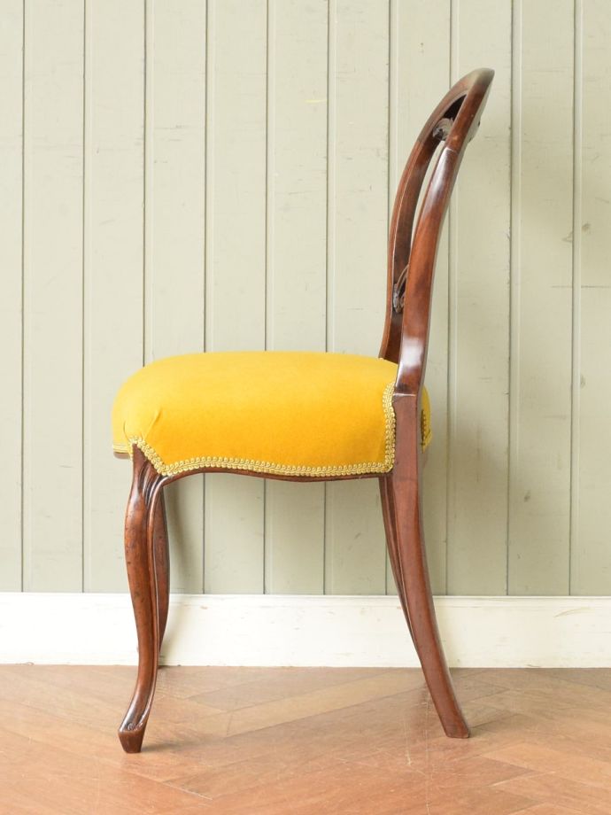 アンティークの椅子の側面