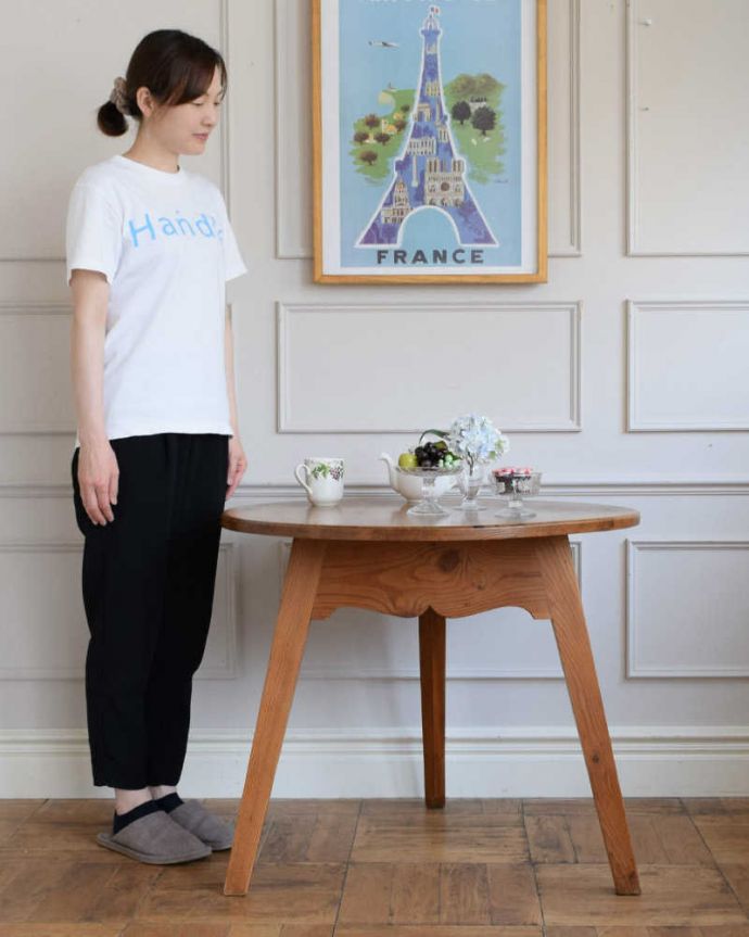 カスタード色のアーコール　アンティーク家具　アンティークのイギリス家具、ナチュラルカラーの３本脚のクリケットテーブル。ほっこりとした表情に癒されますオールドパイン材のテーブルは、独特の木目が特長。(z-098-f)