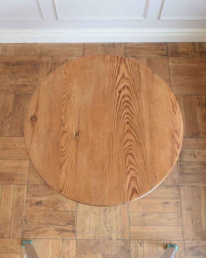 カスタード色のアーコール　アンティーク家具　アンティークのイギリス家具、ナチュラルカラーの３本脚のクリケットテーブル。天板はキレイに修復しました。(z-098-f)