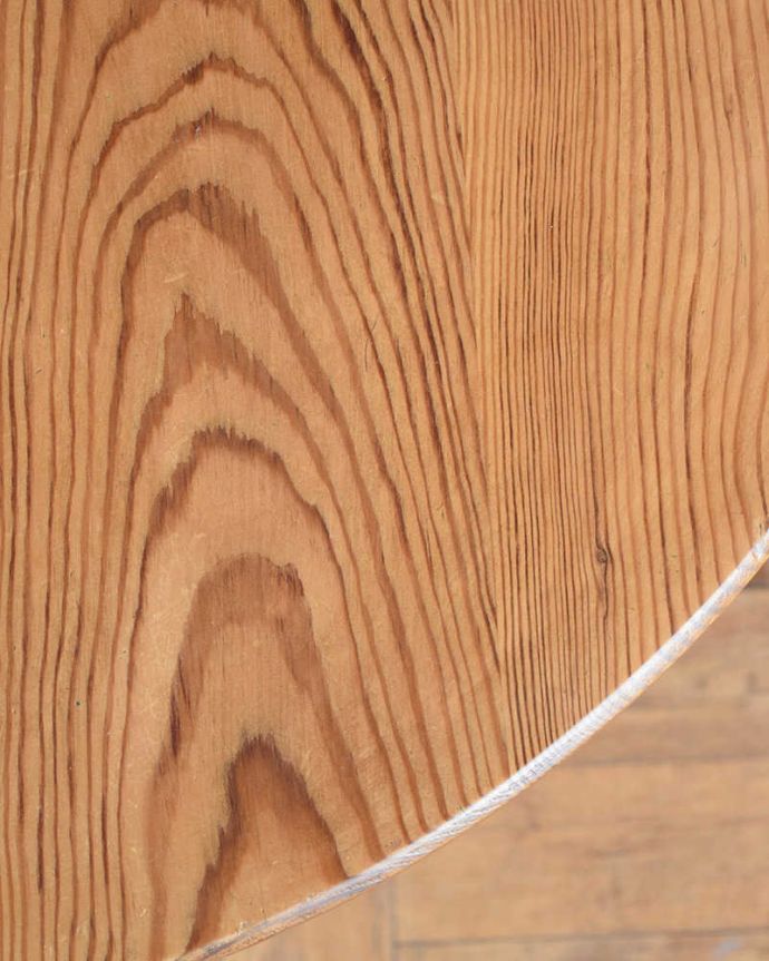 カスタード色のアーコール　アンティーク家具　アンティークのイギリス家具、ナチュラルカラーの３本脚のクリケットテーブル。オールドパイン材だけが持つ･･･なんとも言えずあたたかい雰囲気。(z-098-f)