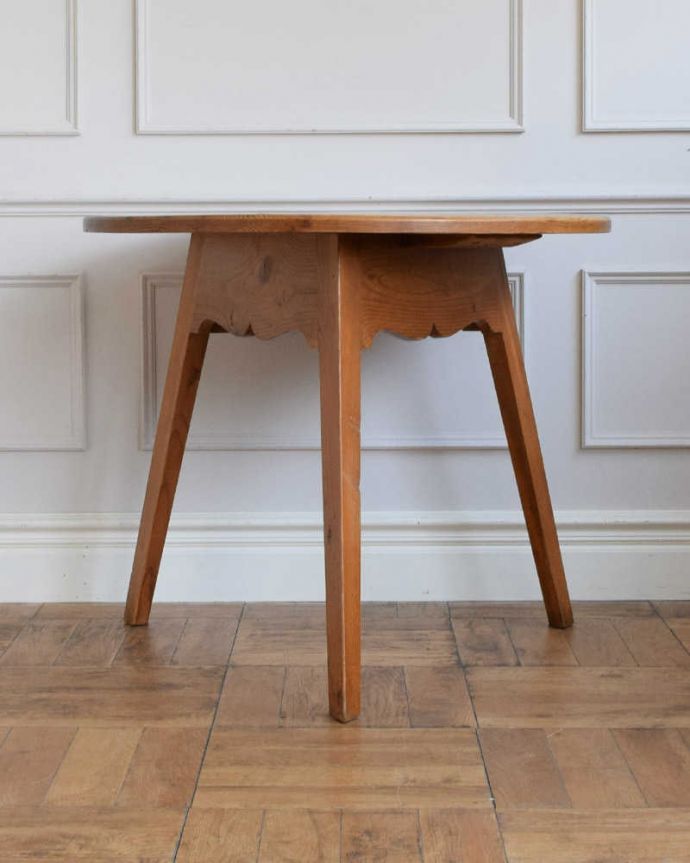 カスタード色のアーコール　アンティーク家具　アンティークのイギリス家具、ナチュラルカラーの３本脚のクリケットテーブル。こっち側もキレイです！アンティークは新品ではないので、もちろん経年変化によるキズはありますが、専門の職人がきちんとお直しをしているので、180度どの角度もキレイです。(z-098-f)