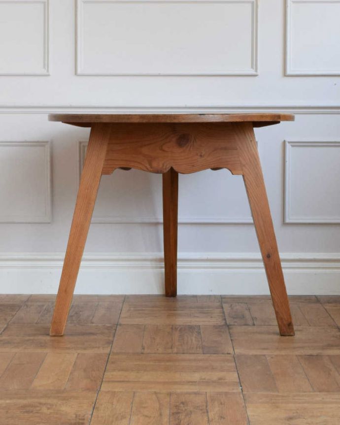 カスタード色のアーコール　アンティーク家具　アンティークのイギリス家具、ナチュラルカラーの３本脚のクリケットテーブル。横から見てみると･･･テーブルを横から見るとこんな感じ。(z-098-f)