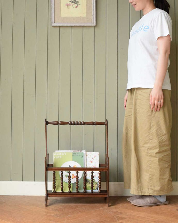 マガジンラック アンティーク家具 ボビンデザインが美しい英国アンティーク家具、持ち手付きのマガジンラック。使いやすさNo.1!みんなが使える便利なアンティークどこのお家でも使っているマガジンラックも、アンティークだとデザインが素敵だから散らかっている雑誌もオシャレに収納出来ちゃうんです。(z-100-f)