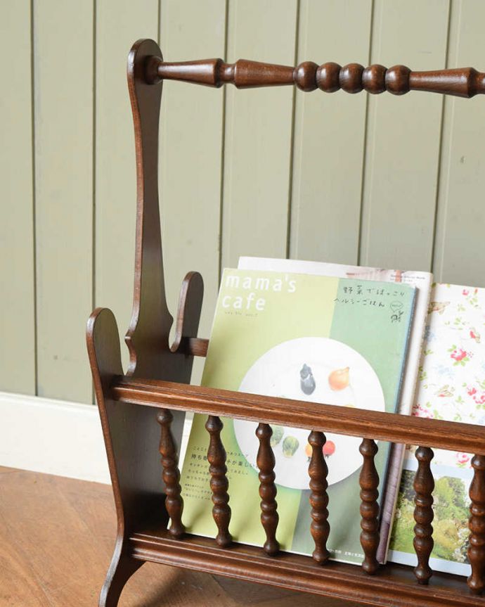 マガジンラック アンティーク家具 ボビンデザインが美しい英国アンティーク家具、持ち手付きのマガジンラック。ちょっと置いておきたい…をキレイに収納新聞や雑誌など、ついついテーブルの上に置いてしまって雑多に見えるものが、コレさえあればキレイに収納出来てお部屋もスッキリ見えるんです。(z-100-f)