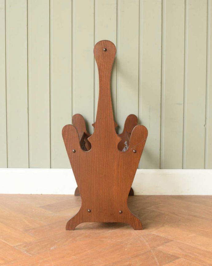 マガジンラック アンティーク家具 ボビンデザインが美しい英国アンティーク家具、持ち手付きのマガジンラック。横から見てもキレイです360度、どの角度から見てもキレイに仕上がっています。(z-100-f)