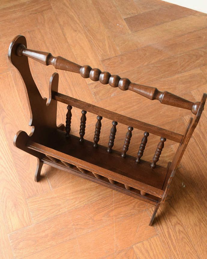 マガジンラック アンティーク家具 ボビンデザインが美しい英国アンティーク家具、持ち手付きのマガジンラック。雑誌を入れる部分もキレイに修復しましたアンティークは新品ではないので経年変化によるキズはありますが、専門の職人がキレイにお直ししました。(z-100-f)