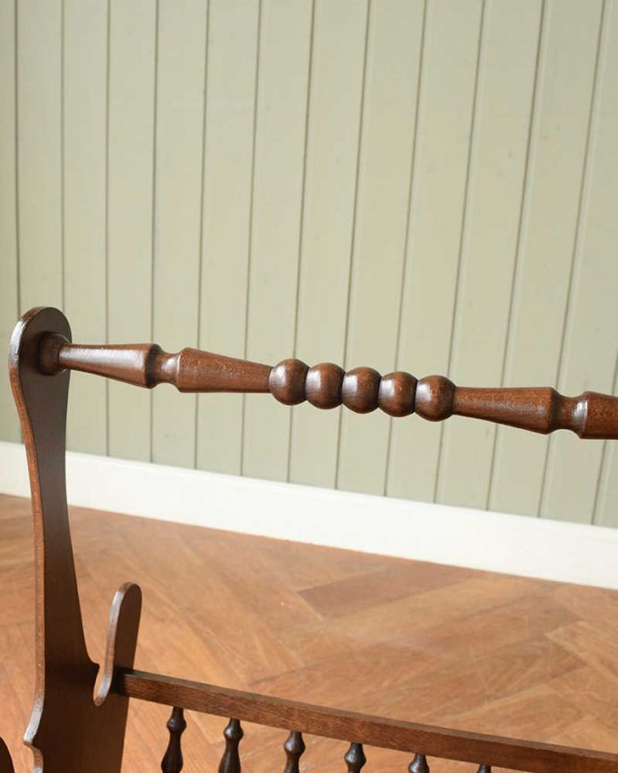 マガジンラック アンティーク家具 ボビンデザインが美しい英国アンティーク家具、持ち手付きのマガジンラック。片手でラクラク運べます持ち手を持って運べば持ち運びもラクラク!。(z-100-f)