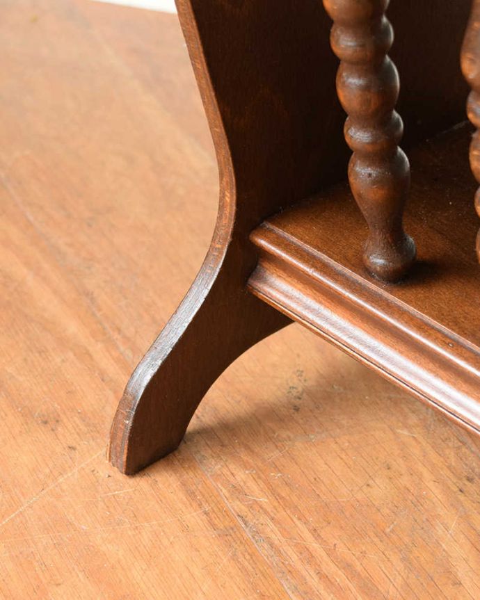 マガジンラック アンティーク家具 ボビンデザインが美しい英国アンティーク家具、持ち手付きのマガジンラック。持ち上げなくても移動ラクラクHandleのアンティーク家具の足の裏にはフェルトキーパーをお付けしています。(z-100-f)