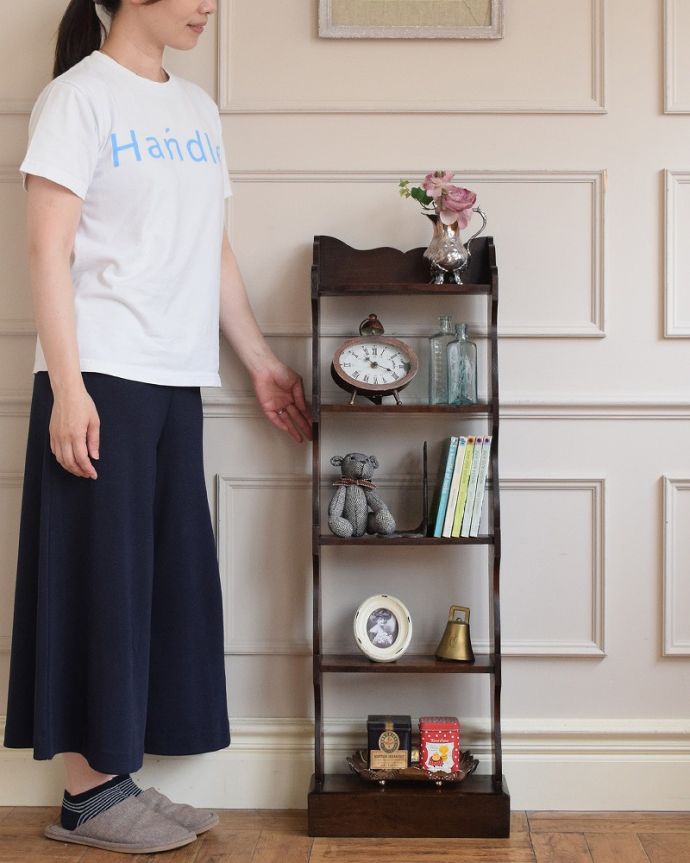 アンティーク家具 英国スタイルのアンティーク家具、オープンタイプのブックシェルフ(本棚)。お気に入りを飾りながらオシャレに収納好きな雑貨や本、写真やおもちゃなどをなんでも置くだけで不思議とオシャレになっちゃいますよ。(z-101-f)