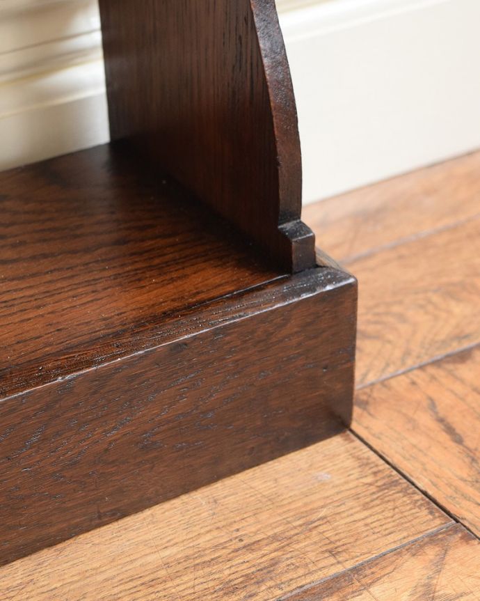 アンティーク家具 英国スタイルのアンティーク家具、オープンタイプのブックシェルフ(本棚)。女性1人でラクラク運べちゃう仕掛けHandleのアンティークは、脚の裏にフェルトキーパーをお付けしています。(z-101-f)