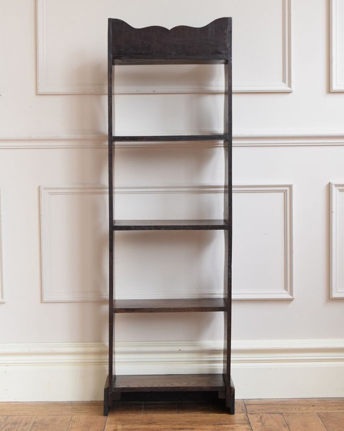 アンティーク家具 英国スタイルのアンティーク家具、オープンタイプのブックシェルフ(本棚)。キレイに修復しました!アンティークは新品ではないので、もちろん経年変化によるキズはありますが、専門の職人がキレイにお直しをしているので、後ろ姿までキレイです。(z-101-f)