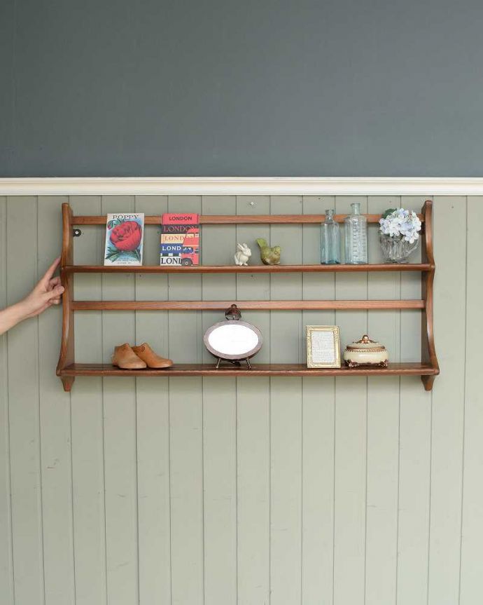 ウォールシェルフ・ウォールハンガー　アンティーク家具　アーコール社のヴィンテージのウォールシェルフ（プレートラック）。壁をオシャレにしてくれるシェルフ北欧スタイルの壁付けシェルフは取り付けた瞬間、お部屋をオシャレに魅せてくれる魔法のアイテムです。(z-102-f)