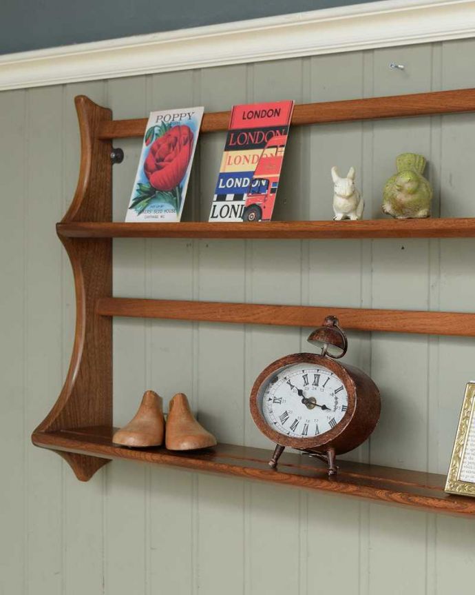 ウォールシェルフ・ウォールハンガー　アンティーク家具　アーコール社のヴィンテージのウォールシェルフ（プレートラック）。クールな表情から感じるぬくもりシンプルでカッコいいデザインの中に見えるほっこりとしたぬくもり。(z-102-f)