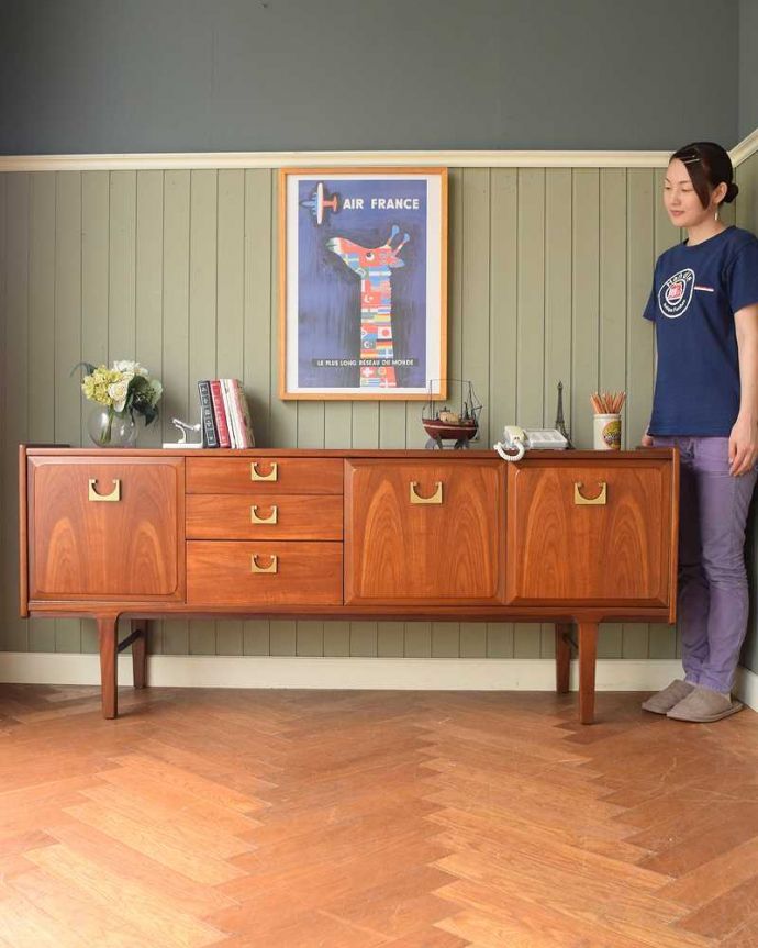 サイドボード　アンティーク家具　チーク材がキレイなイギリスのビンテージ家具、北欧テイストのサイドボード。人気のヒミツは北欧スタイルのデザインやっぱりスッキリとカッコイイ北欧デザインが人気のサイドボード。(z-103-f)