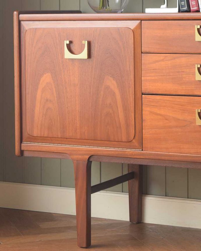 サイドボード　アンティーク家具　チーク材がキレイなイギリスのビンテージ家具、北欧テイストのサイドボード。ヴィンテージ家具らしいあたたかさ。(z-103-f)