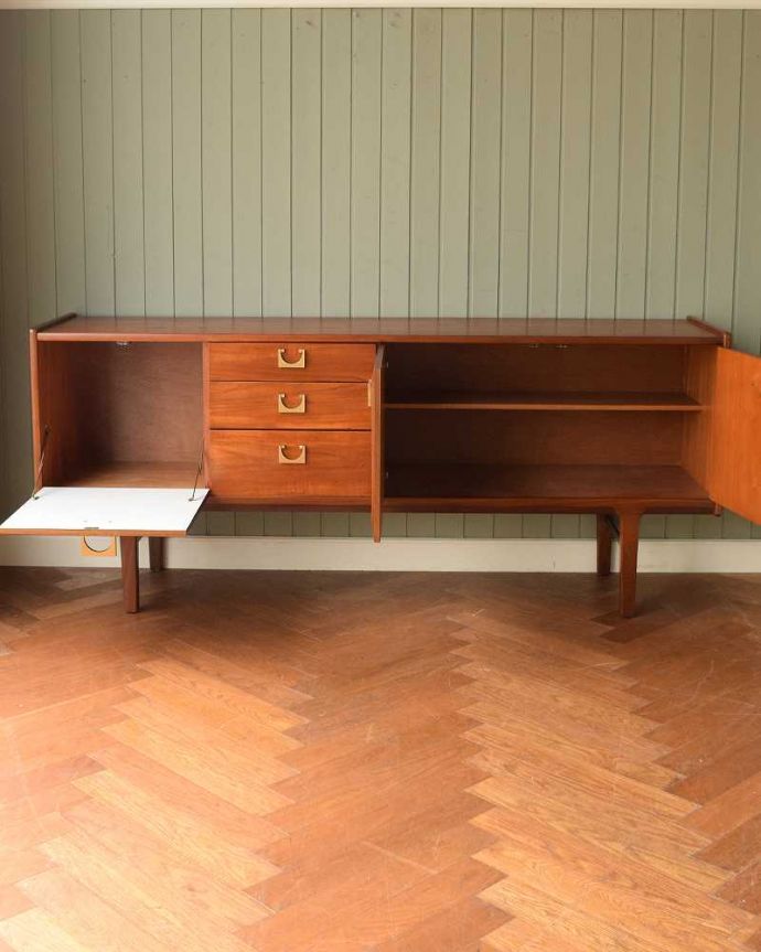 サイドボード　アンティーク家具　チーク材がキレイなイギリスのビンテージ家具、北欧テイストのサイドボード。扉の奥はたっぷり収納扉を開けると、中にはたっぷりの収納。(z-103-f)