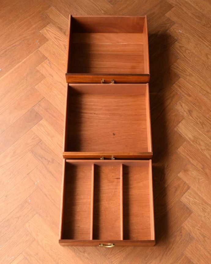 サイドボード　アンティーク家具　チーク材がキレイなイギリスのビンテージ家具、北欧テイストのサイドボード。キレイにお直ししました引き出しの中も修復の際、専門の職人がキレイにしました。(z-103-f)