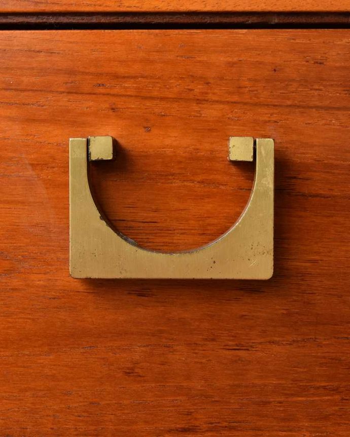 サイドボード　アンティーク家具　チーク材がキレイなイギリスのビンテージ家具、北欧テイストのサイドボード。扉の木目があたたかさを演出クールなデザインなのに、なんだかほっとするあたたかさ。(z-103-f)