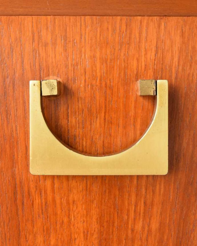 サイドボード　アンティーク家具　チーク材がキレイなイギリスのビンテージ家具、北欧テイストのサイドボード。デザインの一部になっている取っ手取っ手のデザインもシンプルかつ機能的に。(z-103-f)