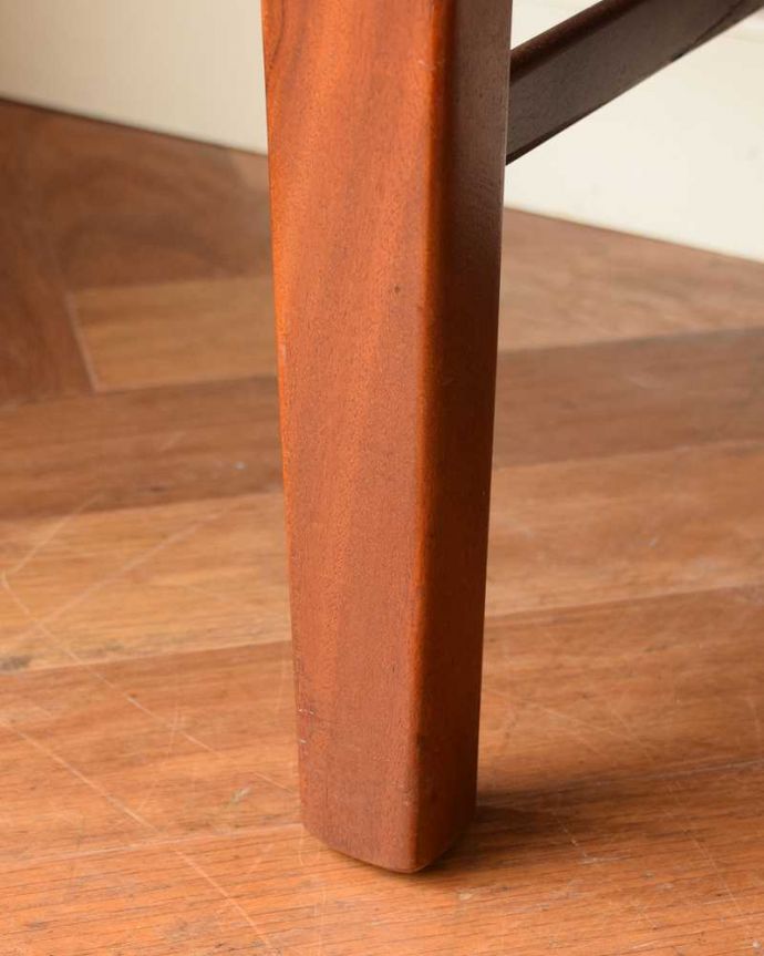 サイドボード　アンティーク家具　チーク材がキレイなイギリスのビンテージ家具、北欧テイストのサイドボード。スッキリとした脚の裏には…Handleの家具の脚裏にはフェルトキーパーをお付けしています。(z-103-f)