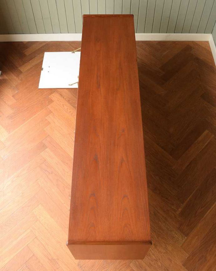 サイドボード　アンティーク家具　チーク材がキレイなイギリスのビンテージ家具、北欧テイストのサイドボード。天板の塗装もキレイに仕上げましたヴィンテージの家具は修復方法が様々。(z-103-f)