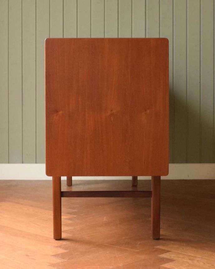 サイドボード　アンティーク家具　チーク材がキレイなイギリスのビンテージ家具、北欧テイストのサイドボード。横から見てもスッキリどこから見てもスッキリとしてステキなヴィンテージ。(z-103-f)