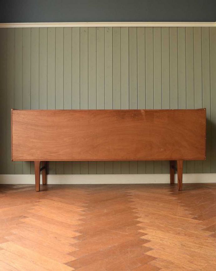 サイドボード　アンティーク家具　チーク材がキレイなイギリスのビンテージ家具、北欧テイストのサイドボード。もちろん後ろ姿もキレイですビンテージは新品ではないので、もちろん経年変化によるキズはあります。(z-103-f)