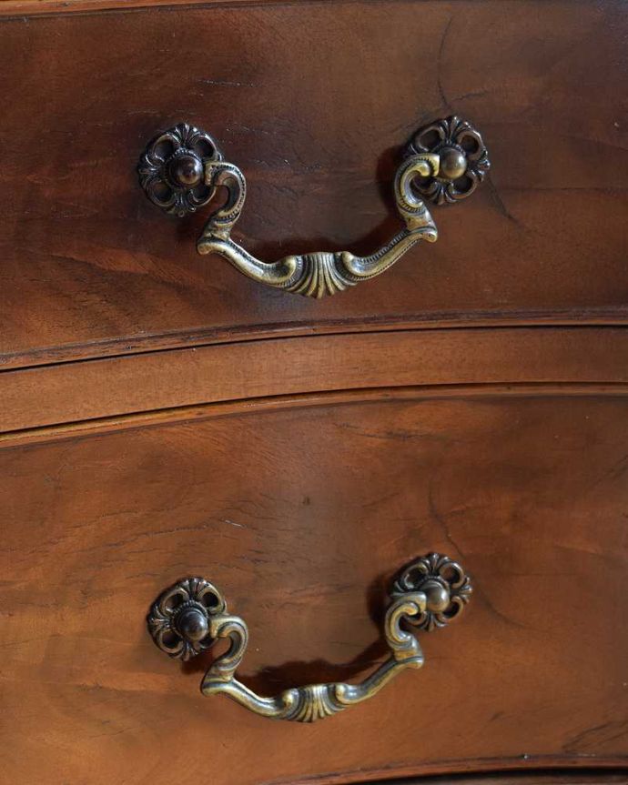 アンティークのチェスト　アンティーク家具　英国で出会った美しいアンティーク家具、チェストオブドロワーズ（4段）。アンティークらしい取っ手アンティーク家具は取っ手のデザインまで、なんだか高級感があるんですよね。(z-104-f)