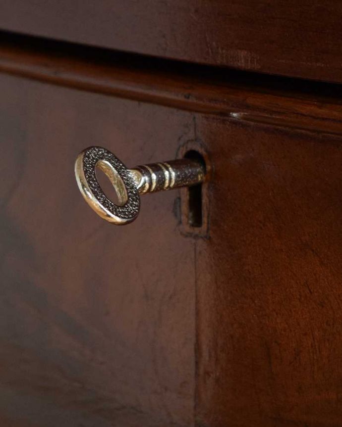 アンティークのチェスト　アンティーク家具　英国で出会った美しいアンティーク家具、チェストオブドロワーズ（4段）。大切なものも安心です引き出しにカギが付いているので、大切なものも収納することが出来ます。(z-104-f)