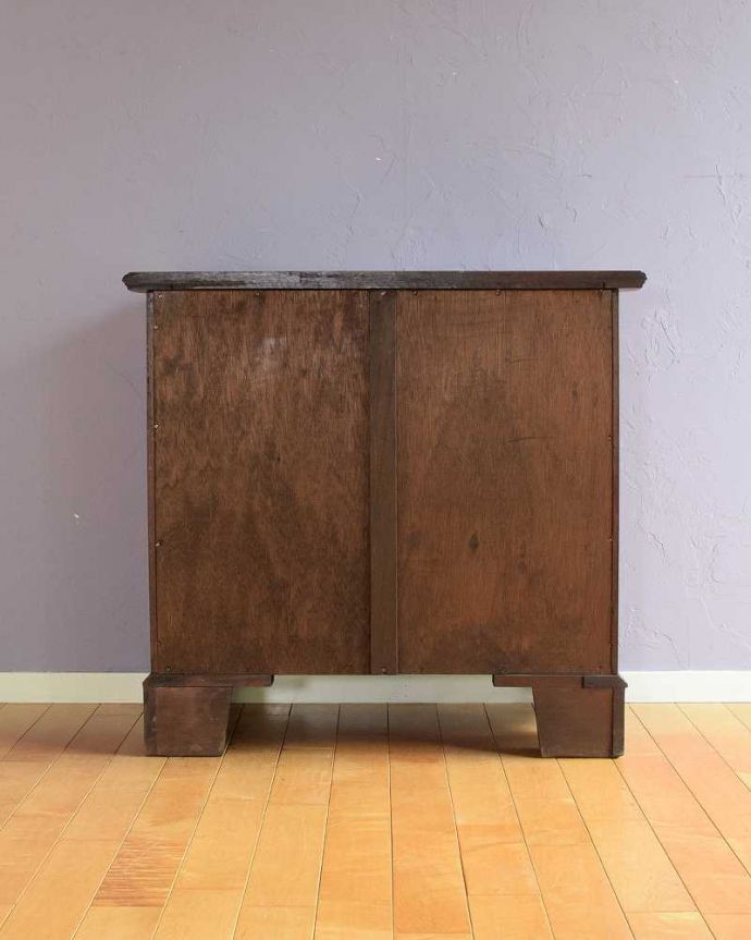 アンティークのチェスト　アンティーク家具　英国で出会った美しいアンティーク家具、チェストオブドロワーズ（4段）。後ろ姿も見て下さいアンティークは新品ではないので、もちろん経年変化によるキズはありますが、専門の職人が修復しました。(z-104-f)