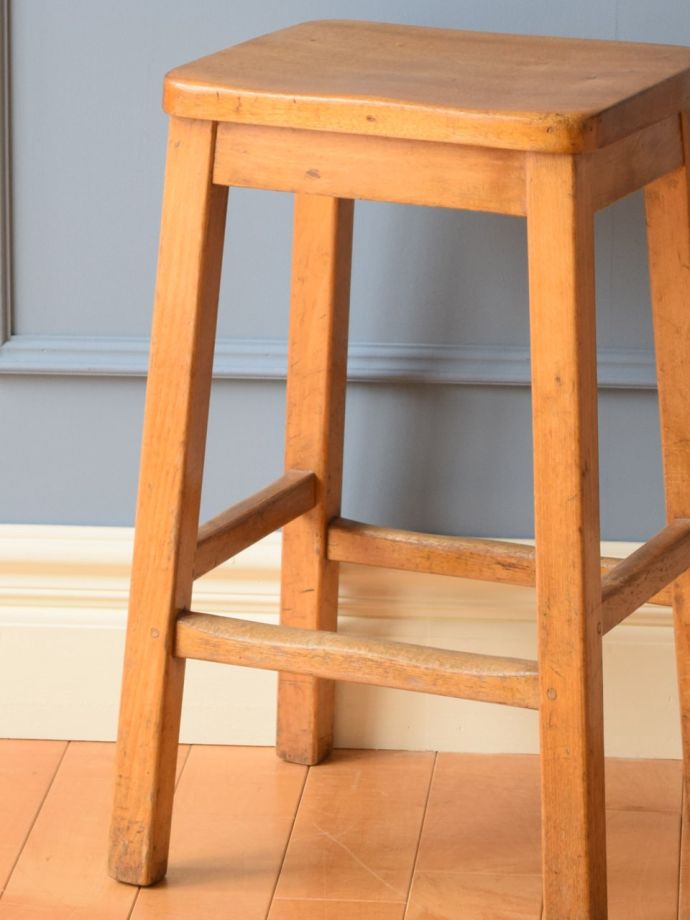 イギリスから到着したアンティークチェア、ナチュラルな木製スツール(z